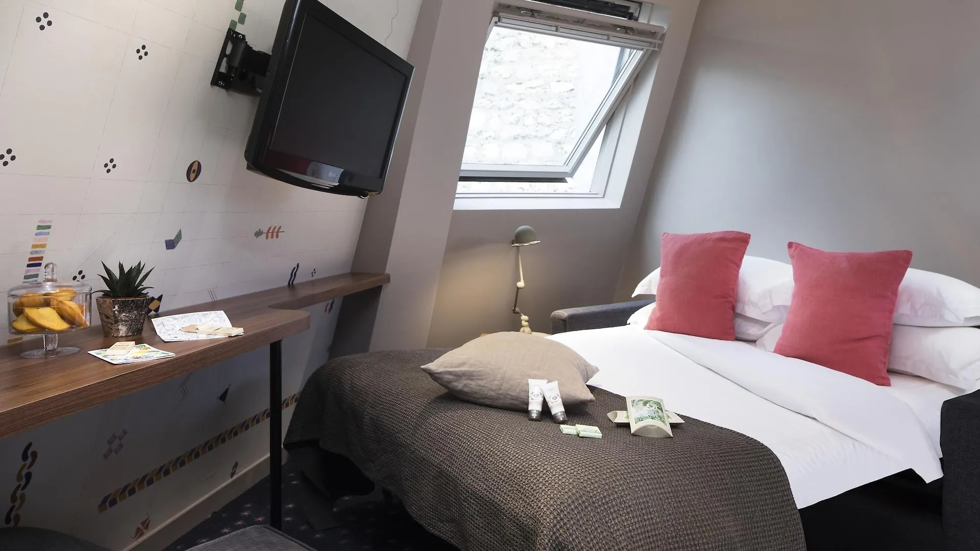 Maxim Folies Hotel