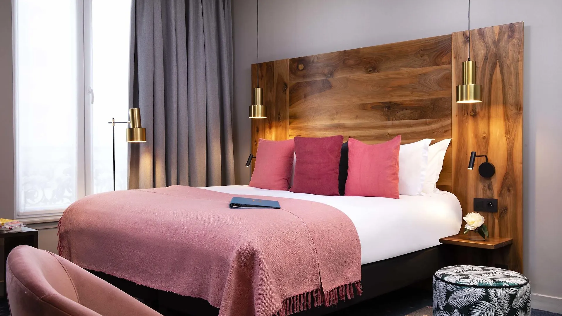 Maxim Folies Hotel